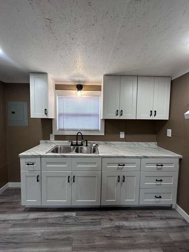 Foto del edificio - 1 bed Loft on Hester Rd