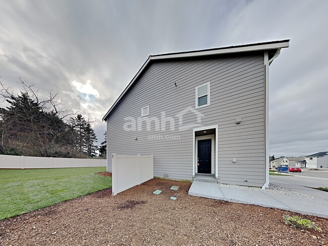Building Photo - 1708 194th St E