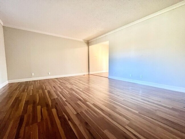 Interior Photo - 349 Oak St