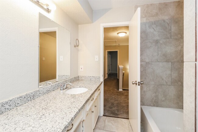 Foto del edificio - 647 Mosswood Dr