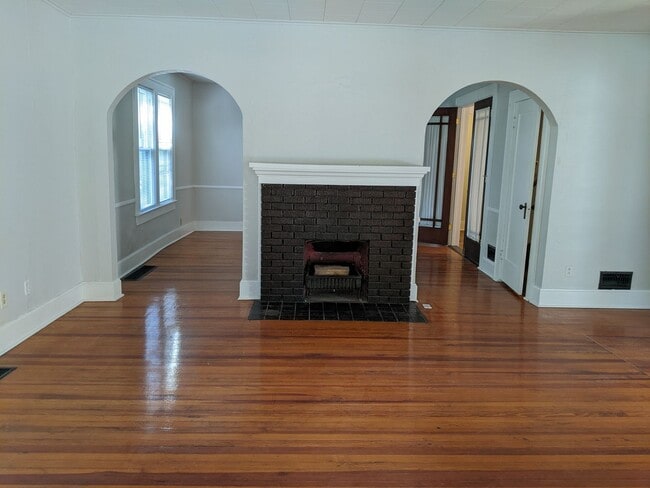 Building Photo - 4 Bedroom 2 Bath Home across from Collett ...