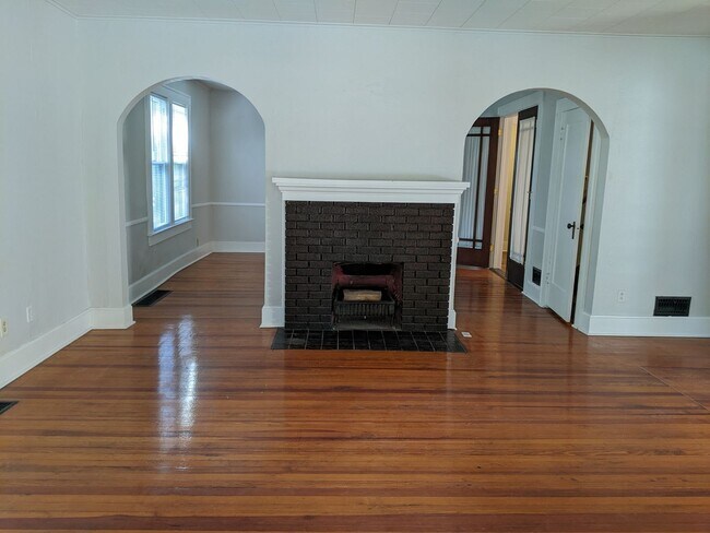 Foto del edificio - 4 Bedroom 2 Bath Home across from Collett ...