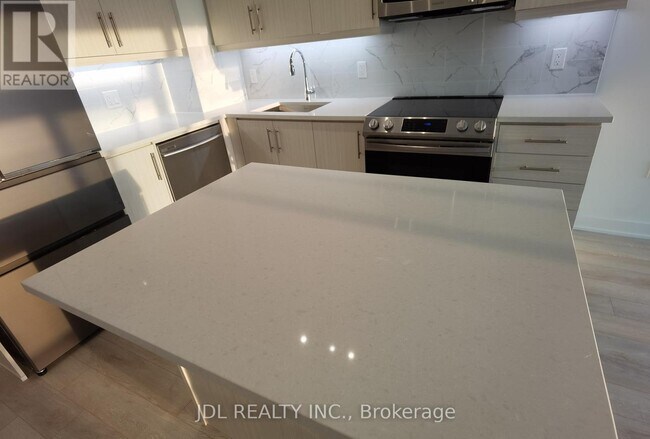 Building Photo - 75 Oneida Crescent