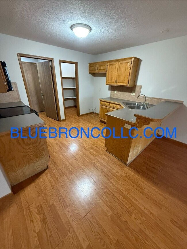 Foto del edificio - Georgous duplex in Raymore with a lot to offer!