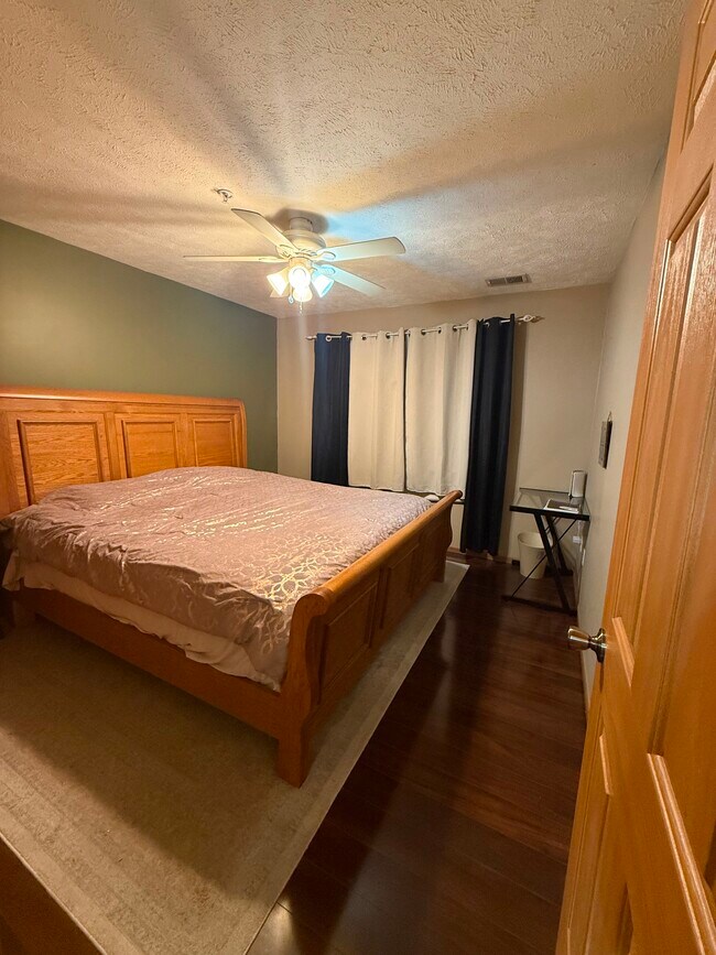 Foto del edificio - 421 Creekside Dr
