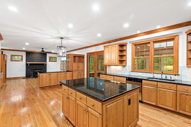 Foto del edificio - Available early March! Large and Lovely Home in Chapel Hill