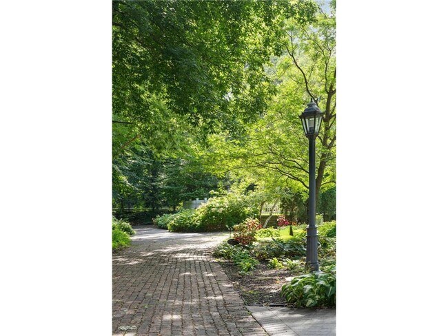 Foto del edificio - 2820 W Lake of the Isles Pkwy