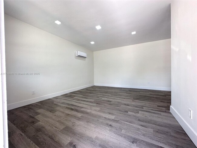 Foto del edificio - 2115 NW 185th St