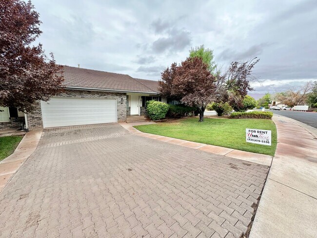 Building Photo - 4 bedrooms plus 2 additional areas. Price Reduced!!