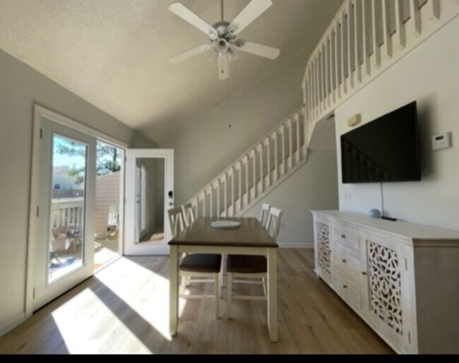 Building Photo - 212 11th Ave S