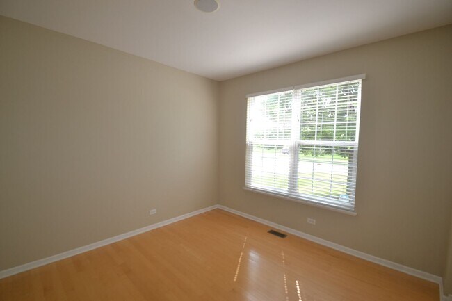 Foto del edificio - 1535 Russell Dr