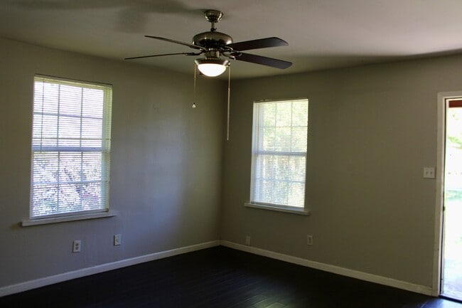 Building Photo - Charming 2 Bedroom, 1 Bath Home with Side ...