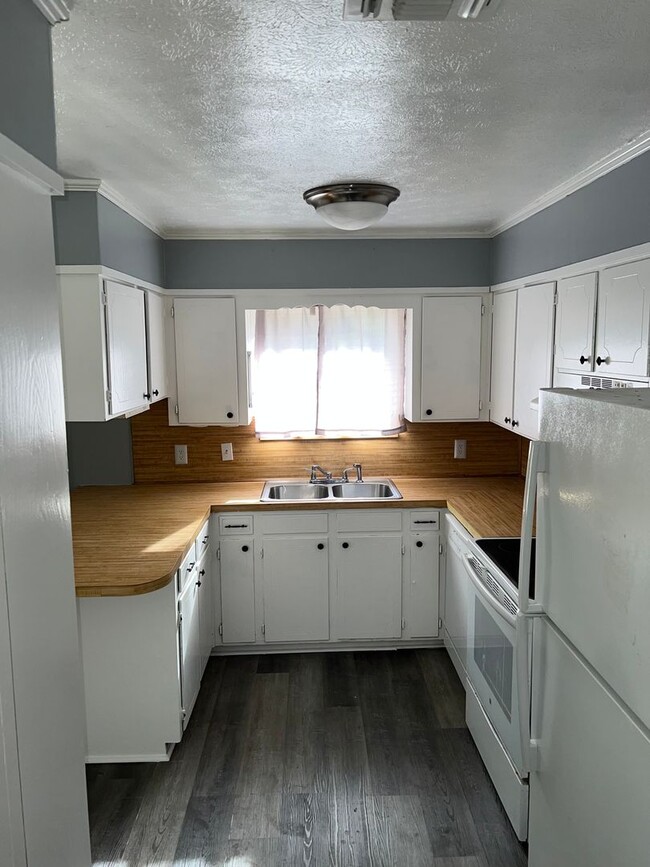Building Photo - Remodeled 4 bed/2 bath with large bonus ro...