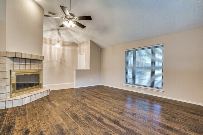 Foto del edificio - 3 Bedroom in Coppell - Large Trees and Fenced Yard