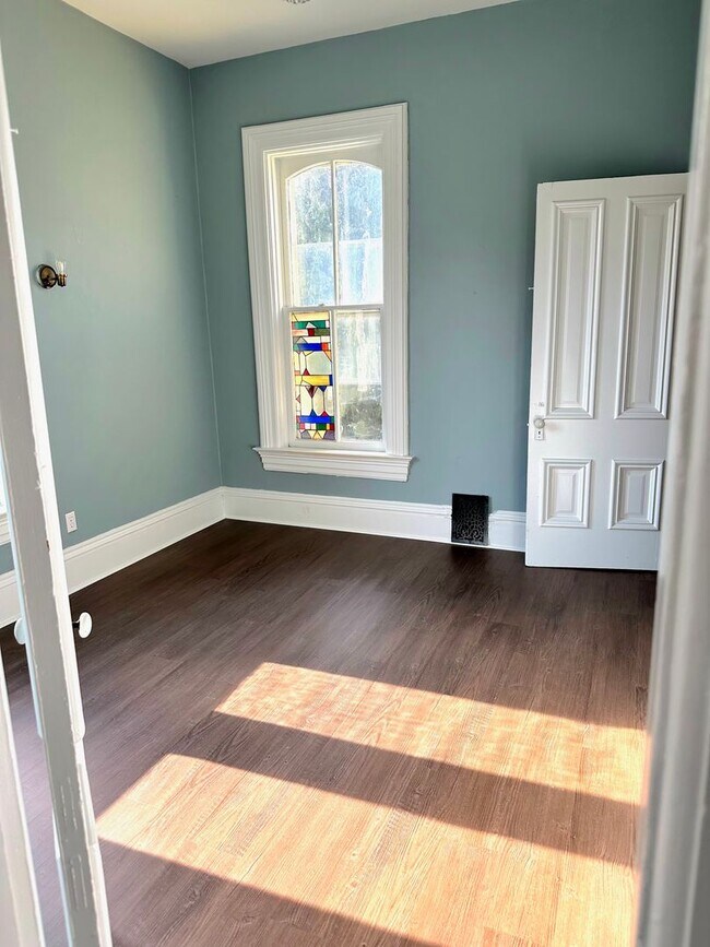 Building Photo - Spacious 3BR/2BA Luxury Close to OSF