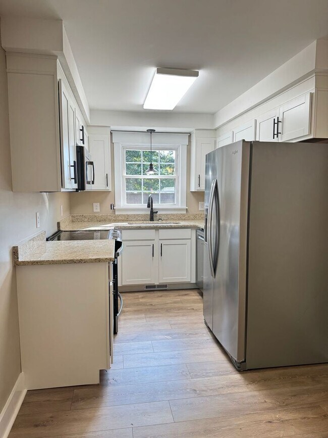 Building Photo - Great Location! 3Bd/2Ba Remodeled Home on ...