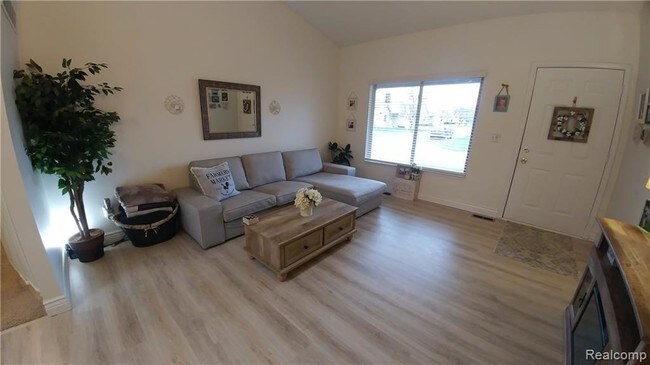 Foto del edificio - 15834 Magnolia Dr S