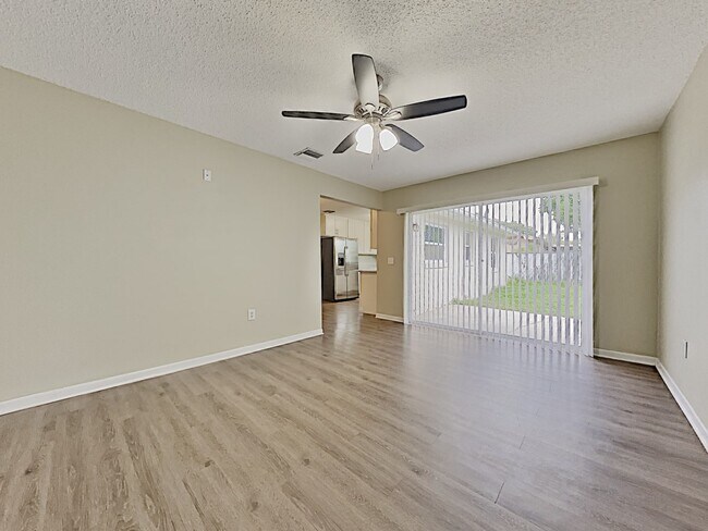 Building Photo - 3221 Knottypine Ave