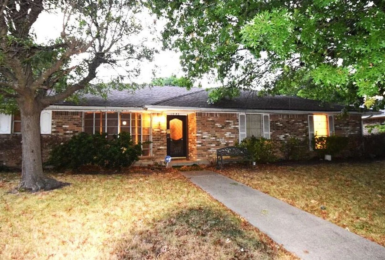 Foto principal - 1045 Briarwood Ln