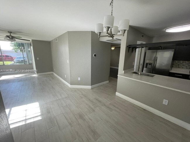 Building Photo - 2811 N Oakland Forest Dr