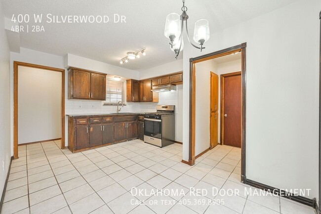 Building Photo - 400 W Silverwood Dr