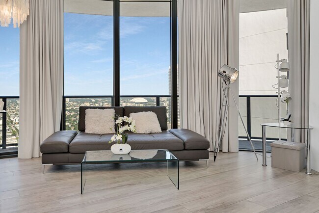 Foto del edificio - Remarks:	Enjoy stunning Skyline and Bay views from the wraparound balcony of this furnished 2-bed...