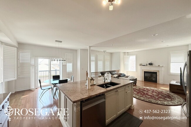 Building Photo - Stunning Renovated 4-Bedroom + Den Detache...