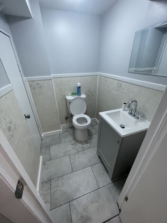 Foto del edificio - 7843 Lockwood Rd