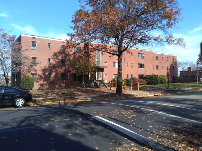 Building Photo - 417 Hoodridge Dr