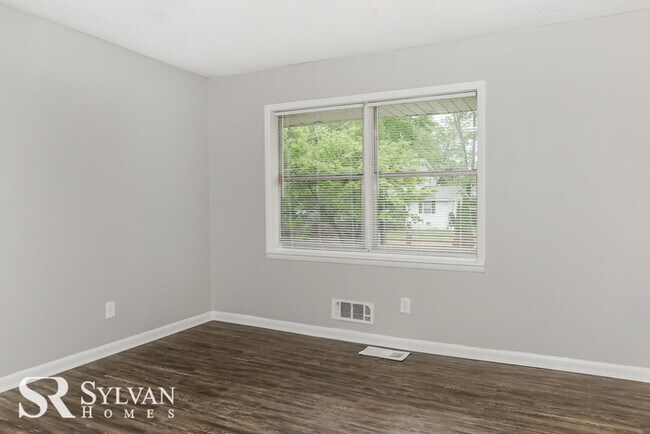 Building Photo - 4BR 2BA Riverdale brick home