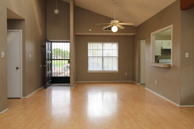 Foto del edificio - 3205 Fierro Dr