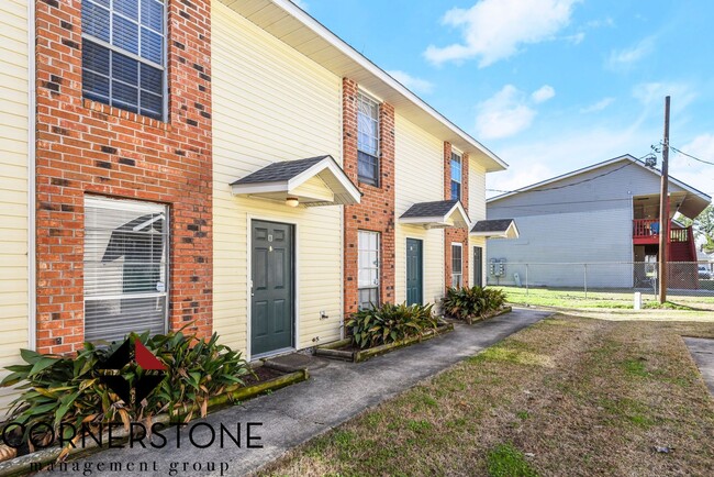 Building Photo - RENOVATED 2 bedroom townhome near LSU