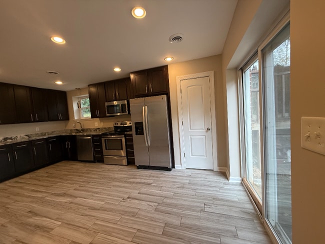 Building Photo - 536 Woodmont Dr