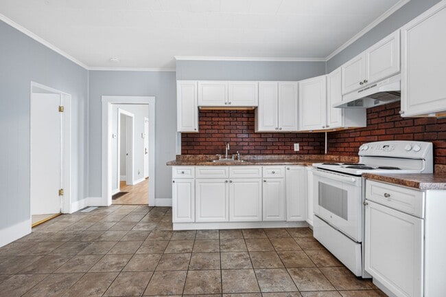 Building Photo - Close Proximity to Clark University!