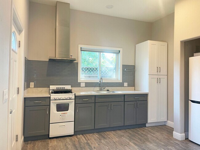 Building Photo - Beautiful 1/1 Cottage