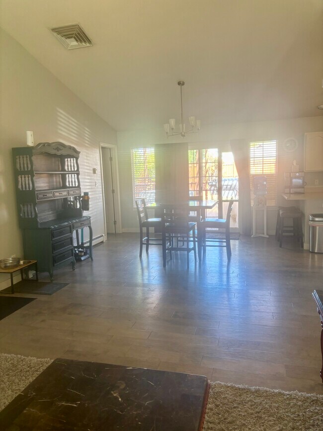 comedor - 2574 Silver Oak Ct