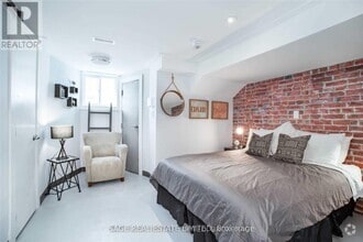 Building Photo - 247 Lisgar St