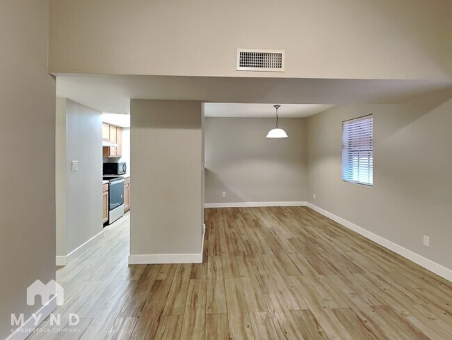Building Photo - 1402 La Jolla Dr