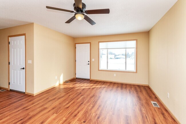 Some units have carpeted Living Room. - 211 S Cottonwood St