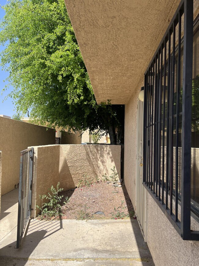 Building Photo - 140 E Pastime Rd