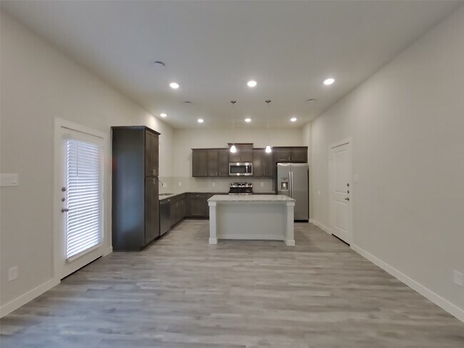 Building Photo - 9835 Willow Creek Commerce Dr