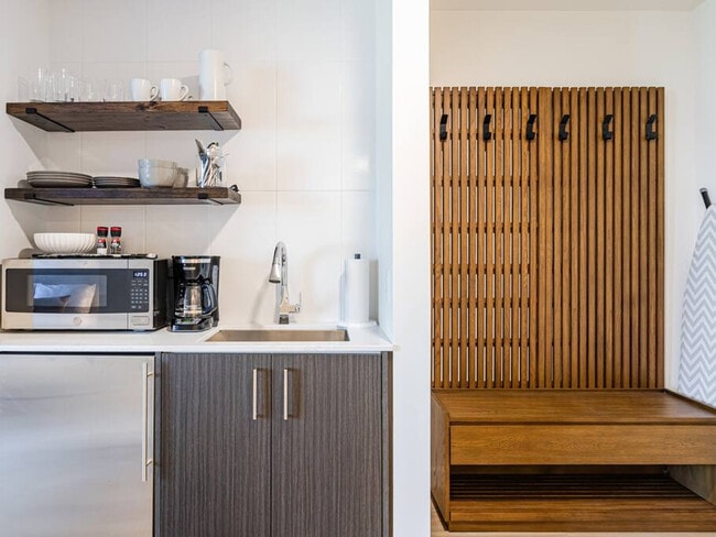 Building Photo - 1550 NW Naito Pkwy