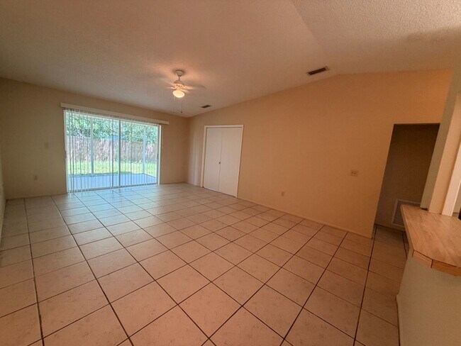 Building Photo - Great 3/2 Ready to rent!