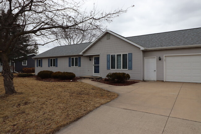 Building Photo - 3-Bedroom Home with 2 Full Baths