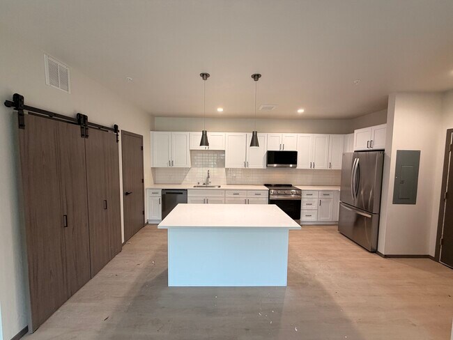 Building Photo - The Vistas Apartments at Beacon Hill