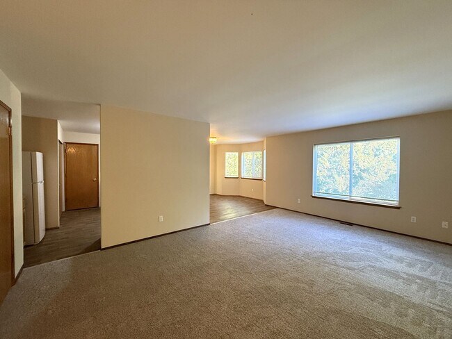 Foto del edificio - Single Story Duplex - Near Lake Goodwin