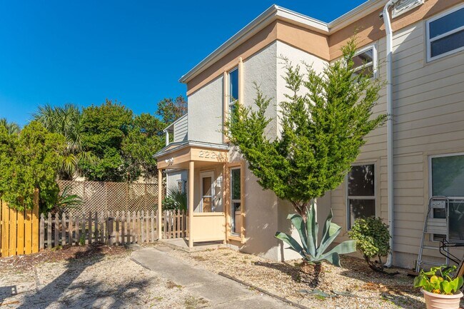 Foto del edificio - Spacious townhouse with large 2nd floor covered patio!