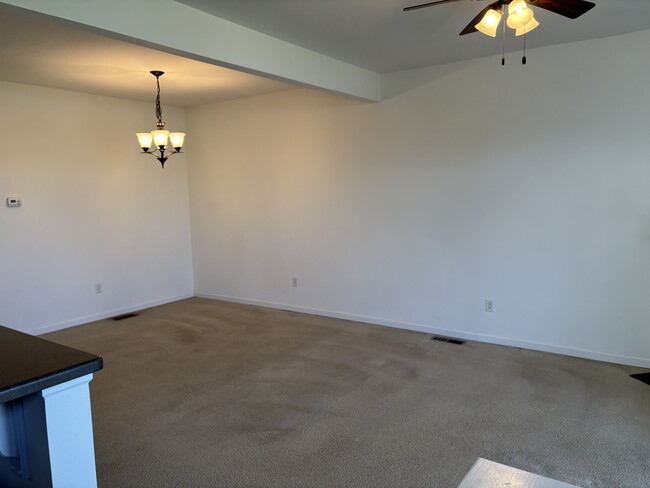 Building Photo - 300 Milkweed Dr