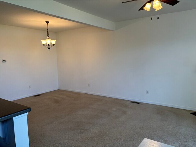 Foto del edificio - 300 Milkweed Dr