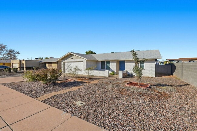 Building Photo - 1056 S Lazona Dr